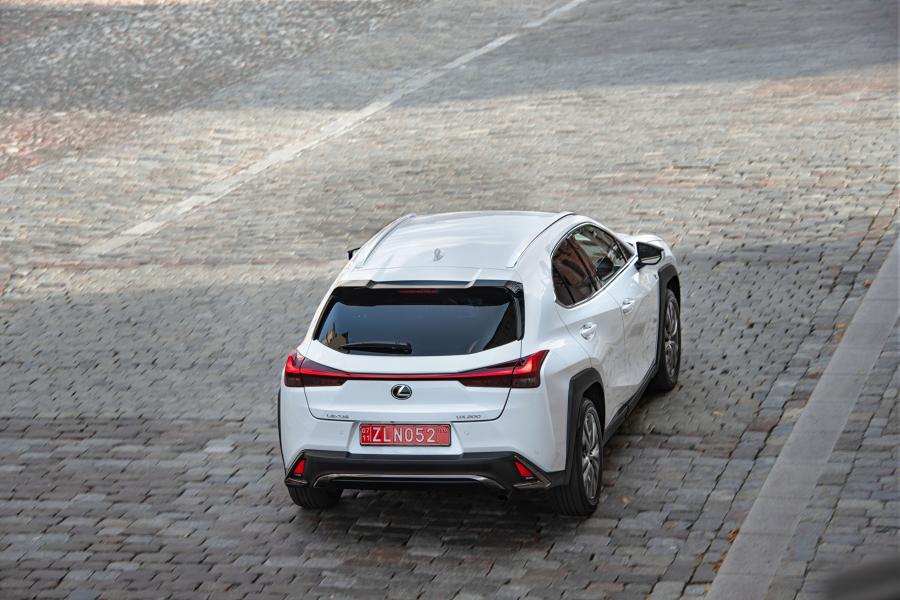  Lexus UX200 F-Sport 2018 года  (WW) (фото 23 из 32)